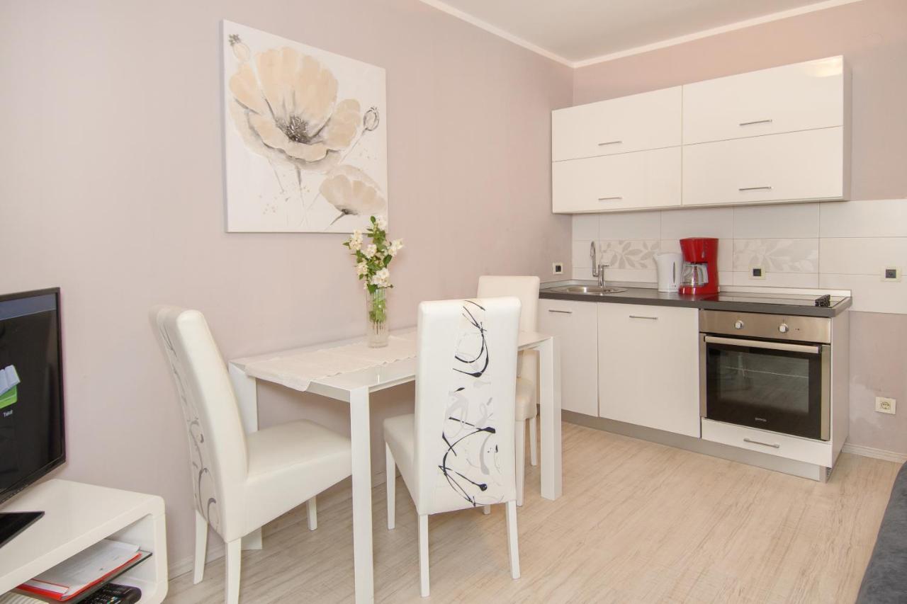 Dora Apartment *